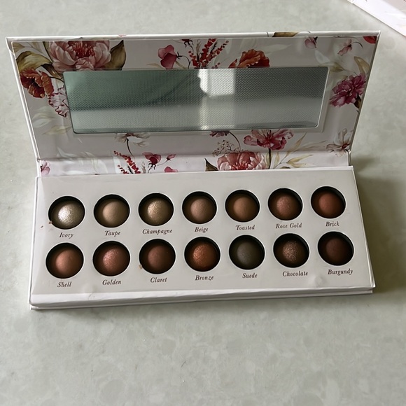 Laura Geller Eye Shadow set-New! - Picture 3 of 3
